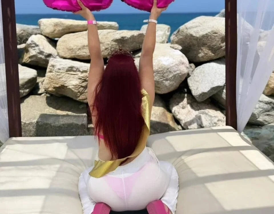 Ashley_redhead's Offline Chat Room