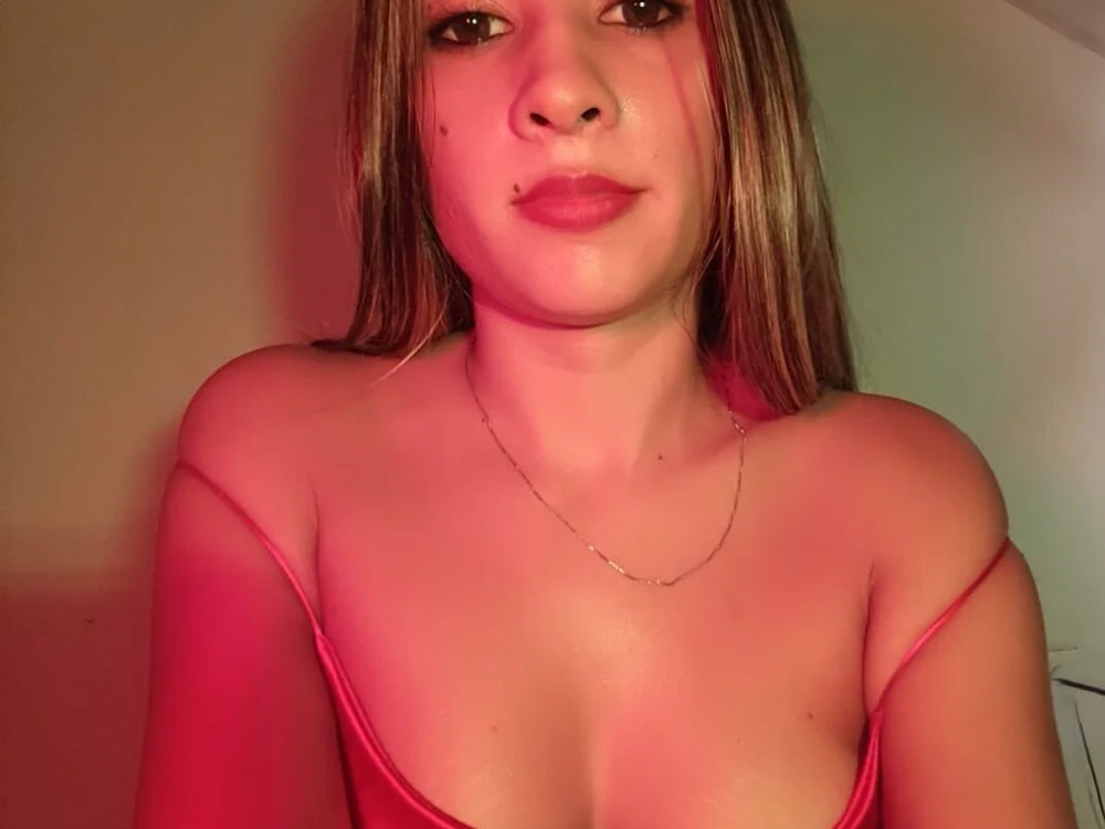 PetiteBlondiee offline XXX-chat