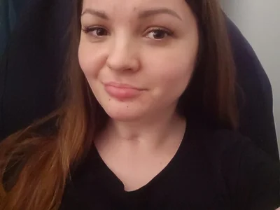 Reynaa Female Newbrunettes Strip Cam