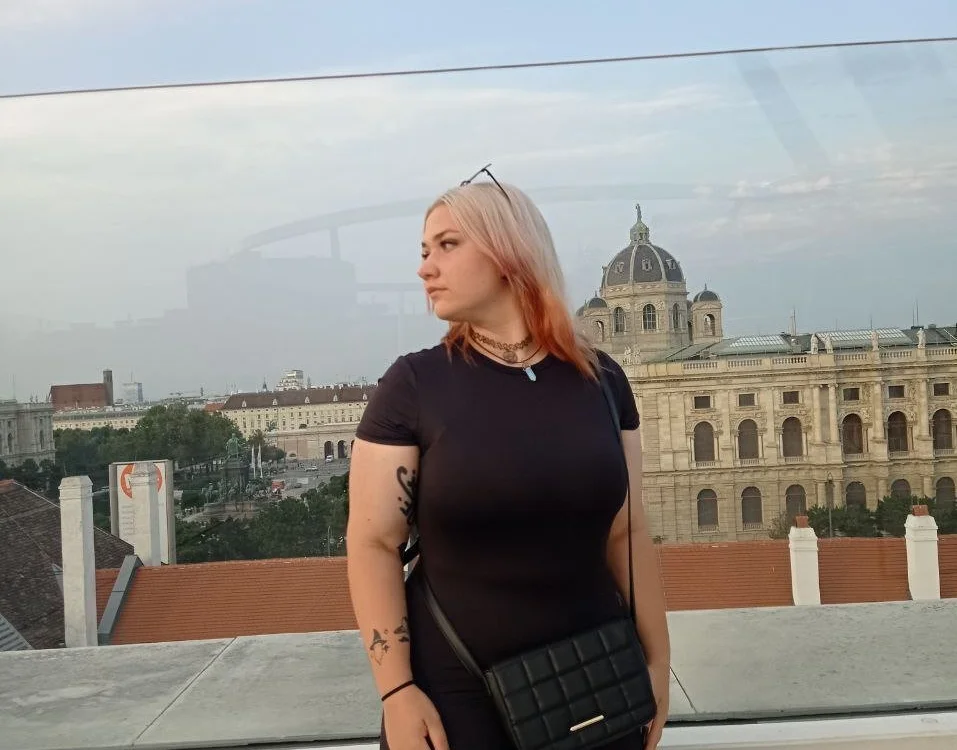 Monica_Wall offline chatrum
