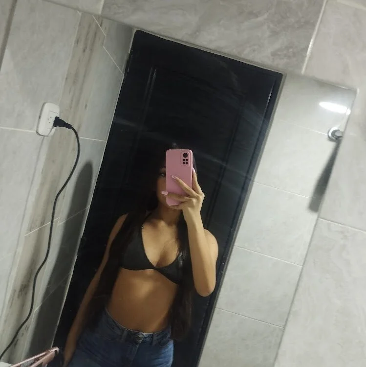 Scarlethbloom__ Adlı Modelin Çevrimdışı XXX Sohbeti