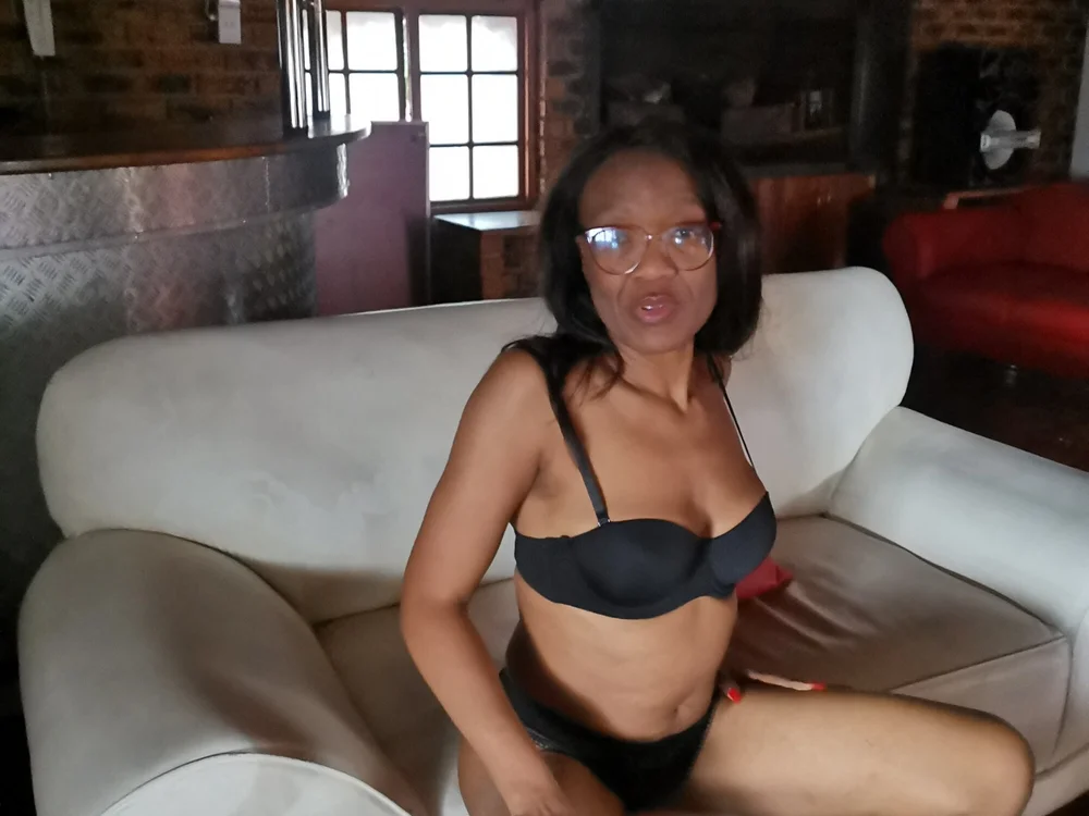 juicylips30's Offline Chat Room