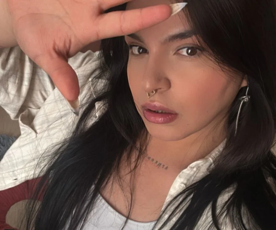 Zyenna_Angel- offline XXX-chat