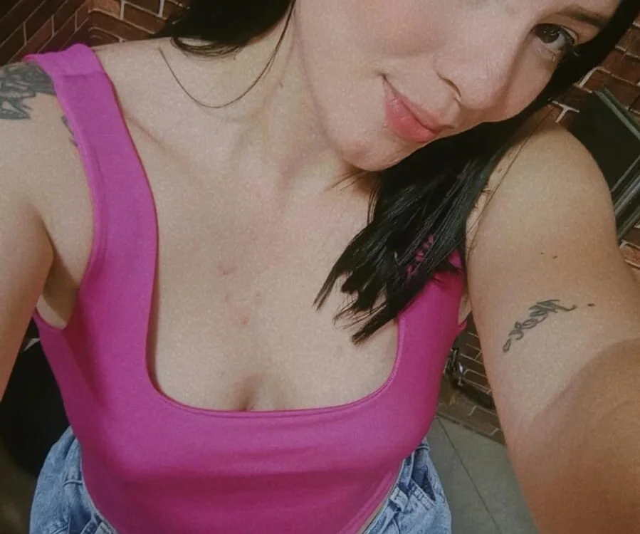 Emma_Rosse2's Offline Chat Room