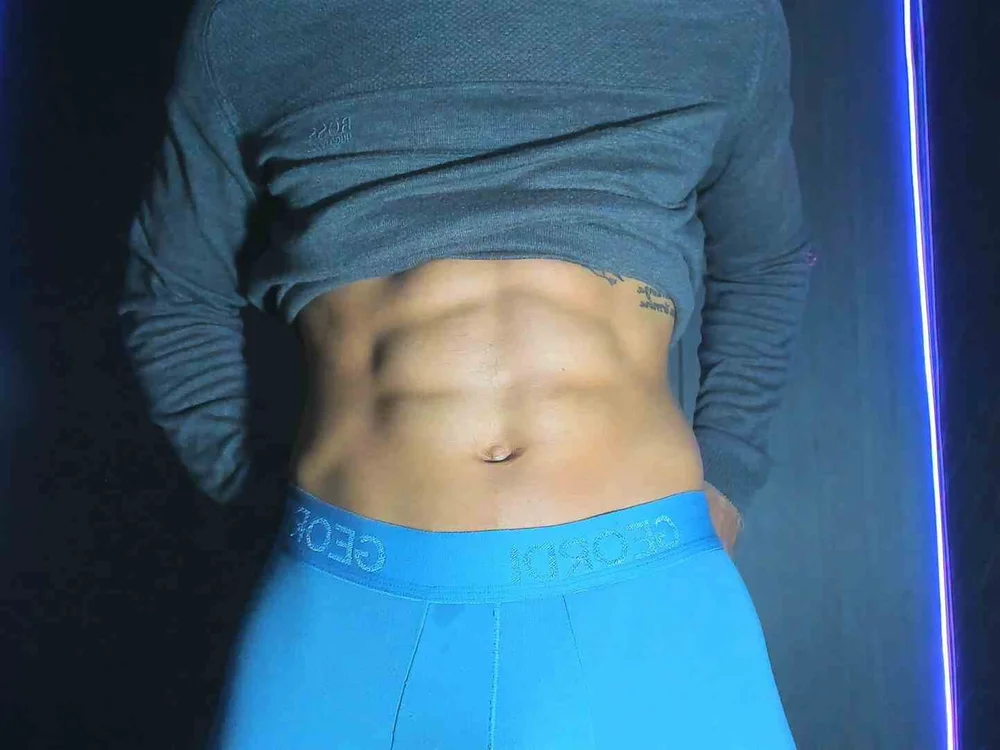 Gustavo-_369's Offline XXX Chat