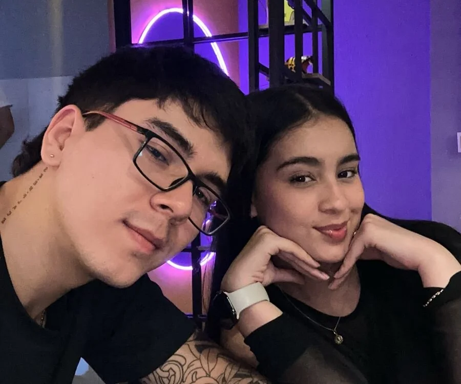 HellenAndjohnny's Offline XXX Chat