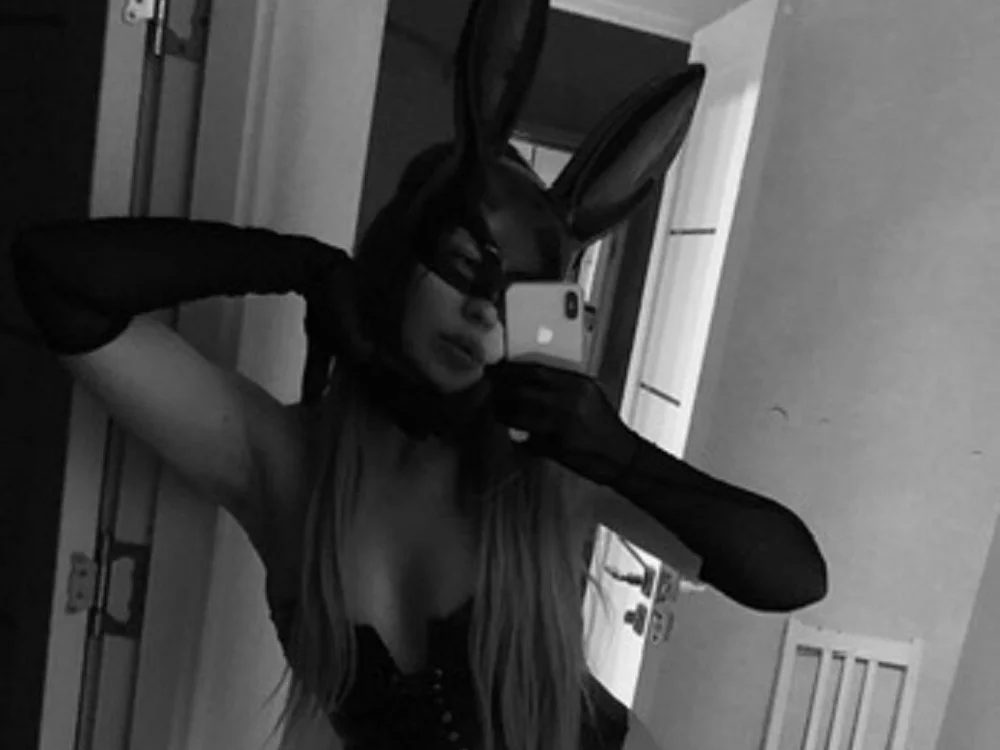 SwweetBellaaa's Offline Chat Room