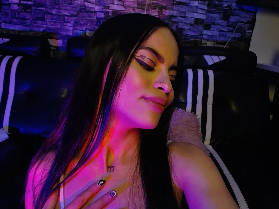 SharlottEssence Chat XXX offline