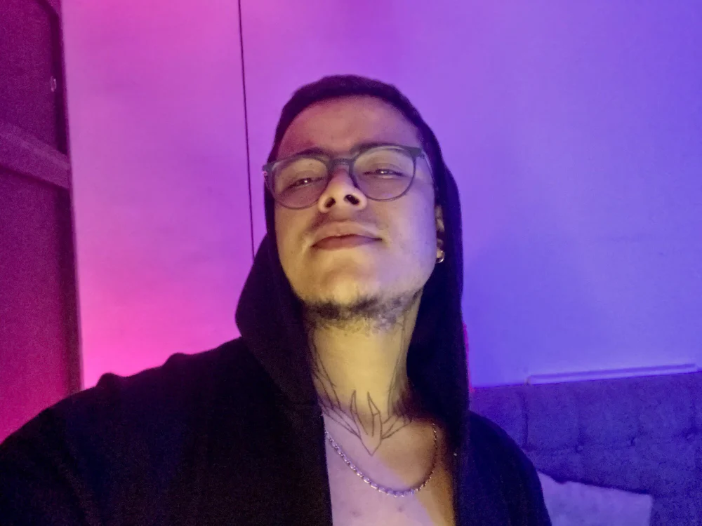 Felipelatinboy's Offline Chat Room