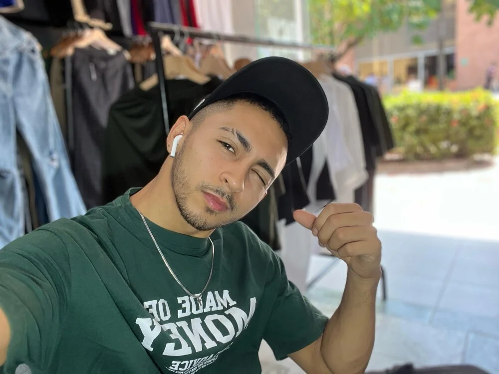 NicolasChest_xxx Offline XXX-chat