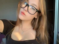 SynthiaHousekeeper's webcam live show