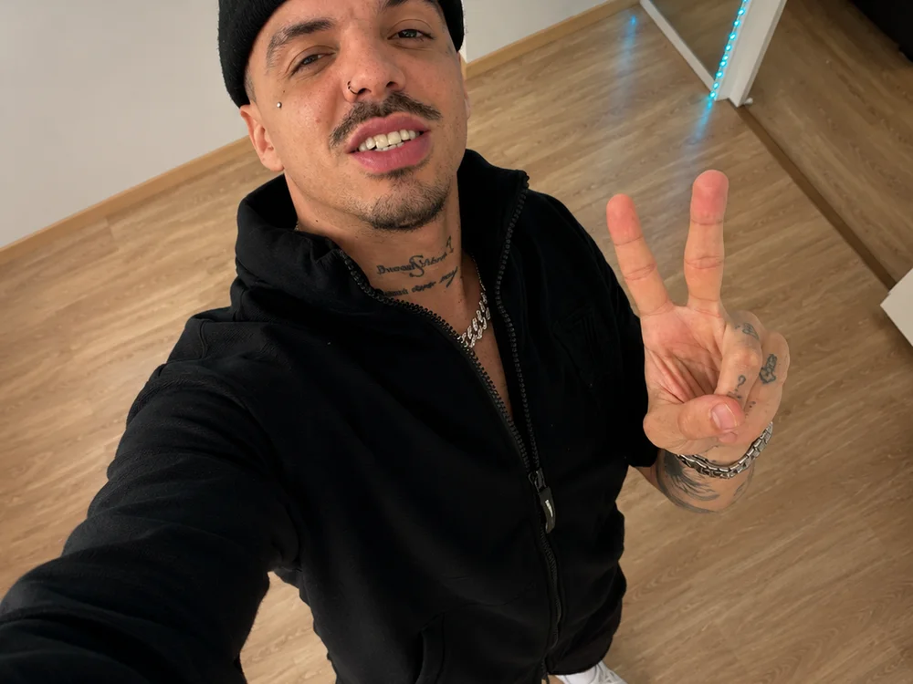 Asher_777n Offline XXX chat