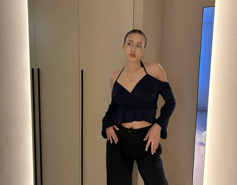 SaraMoren0's Offline XXX Chat