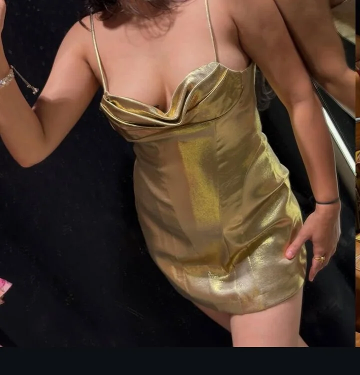 HotQueenNeha's Offline Chat Room