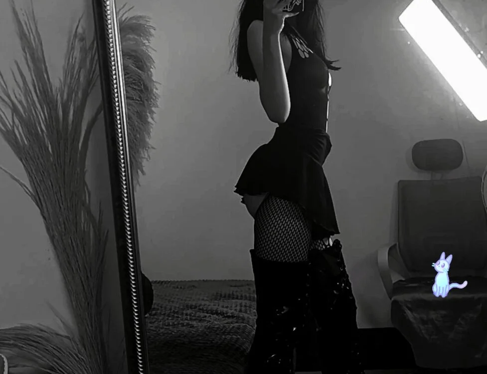 Офлайн-чат XXX CamiCute_