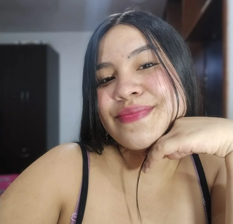 Alicia__Goomez's Offline Chat Room