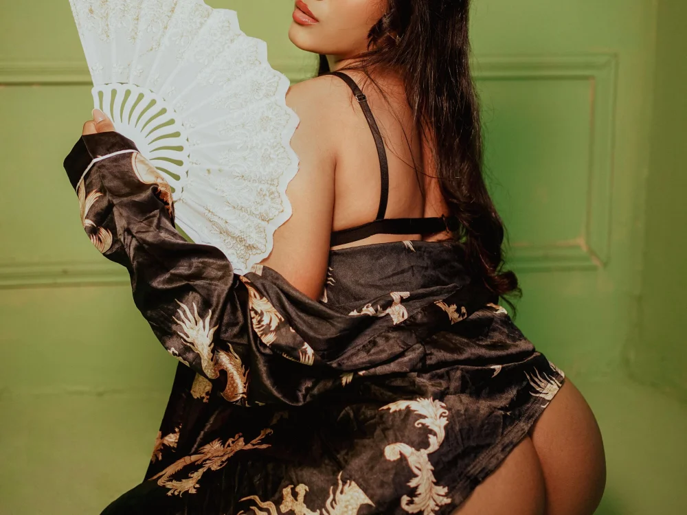 LyraLux1 Adlı Modelin Çevrimdışı XXX Sohbeti