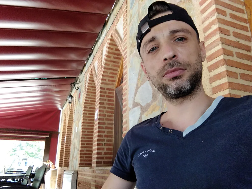 Yeeee86 Offline XXX-chat