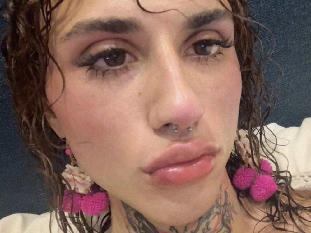 ExclusivePrada's Offline Chat Room