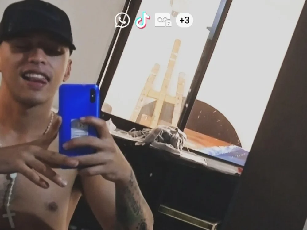 Santi2323xxX Offline XXX-chat