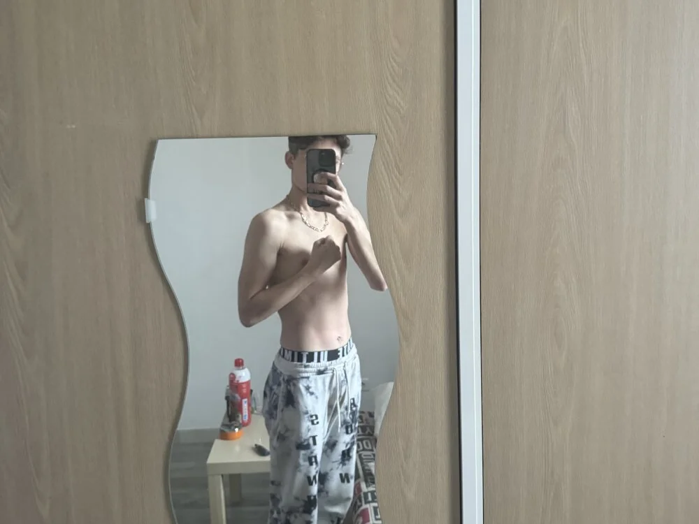 enzo0342 Adlı Modelin Çevrimdışı XXX Sohbeti