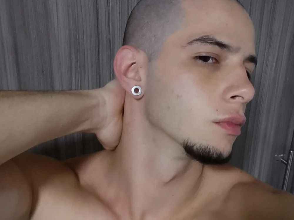 isaacblaze_ offline XXX-chat