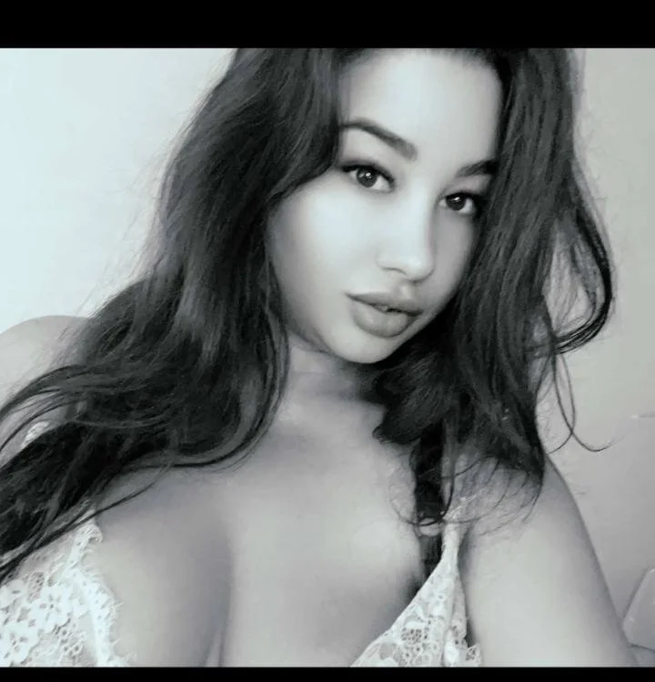 NaturalSweetTits' Offline Chat Room