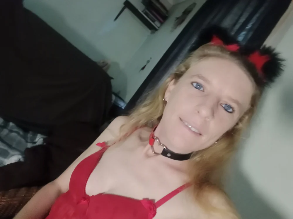 letmebeme1's Offline Chat Room