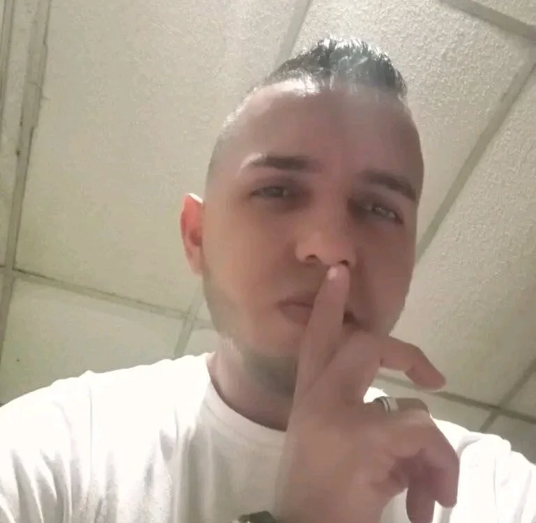 modelorey's Offline Chat Room