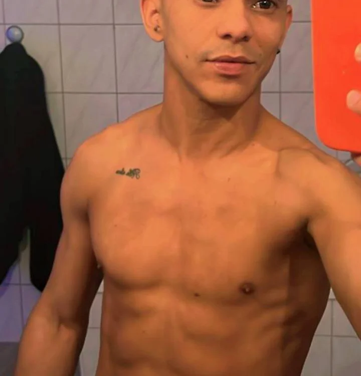 tom1_XL অফলাইন XXX চ্যাট