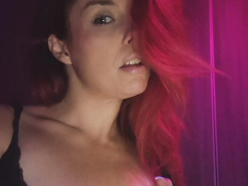 CristinaDeLuxe's Offline XXX Chat