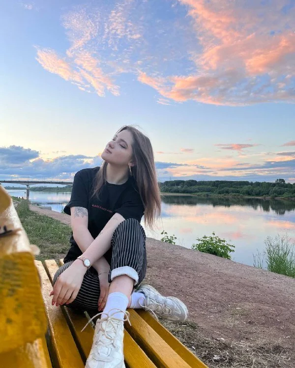 Edie_Brit's Offline Chat Room