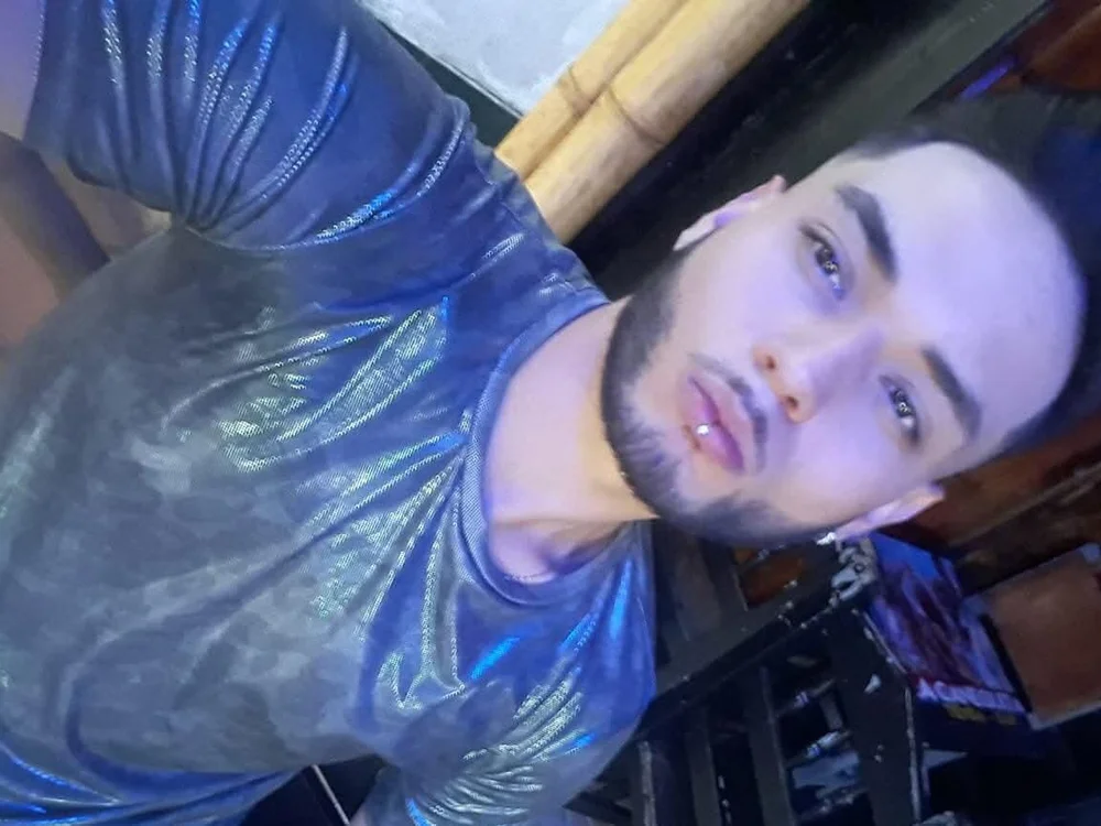 Dylan_lookatme's Offline XXX Chat