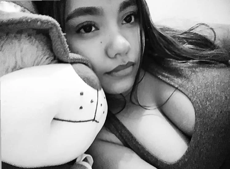 lolitas-02's Offline Chat Room