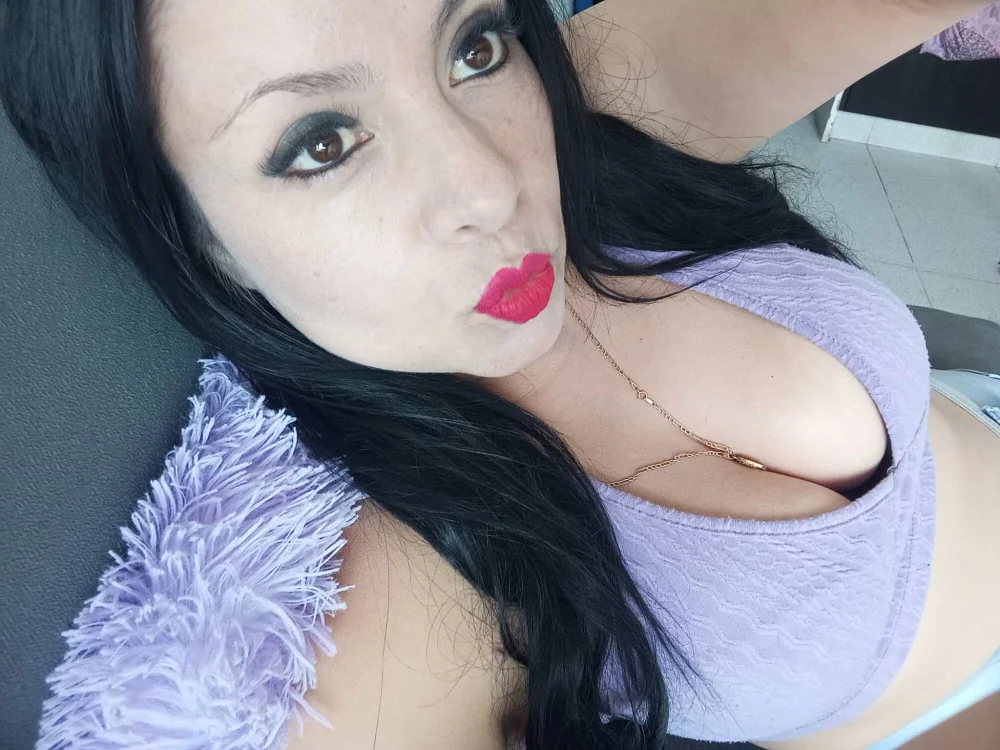 chicaboom_29's Offline Chat Room