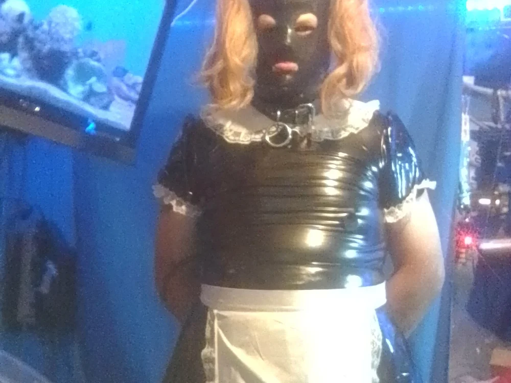 SissySarah83's Offline Chat Room