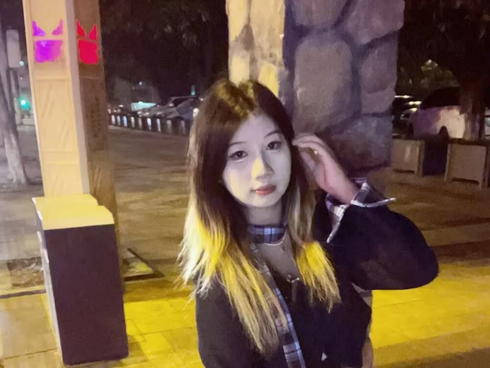 LittleHotgirl5 offline XXX-chatje