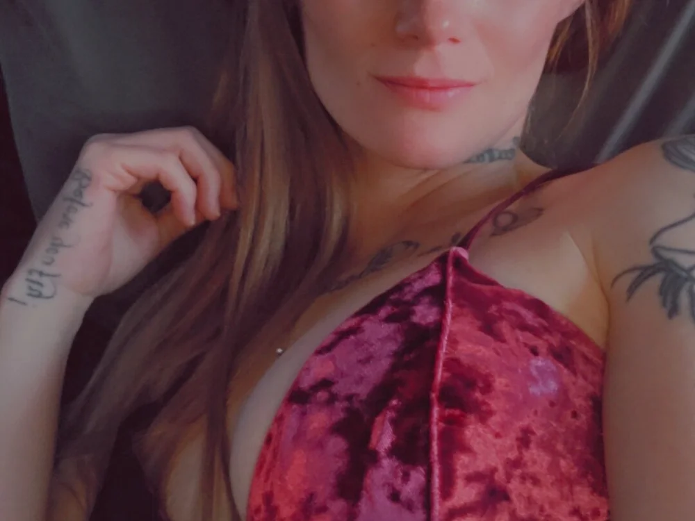 Sexylilredd's Offline Chat Room