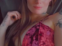 Sexylilredd's Offline Chat Room
