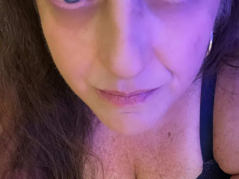 MistressVee's Offline Chat Room