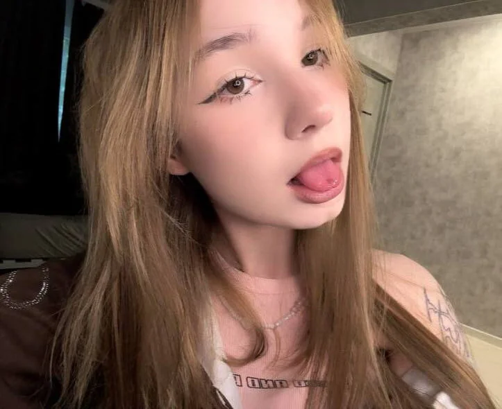 LittleMiaXn Offline XXX chat
