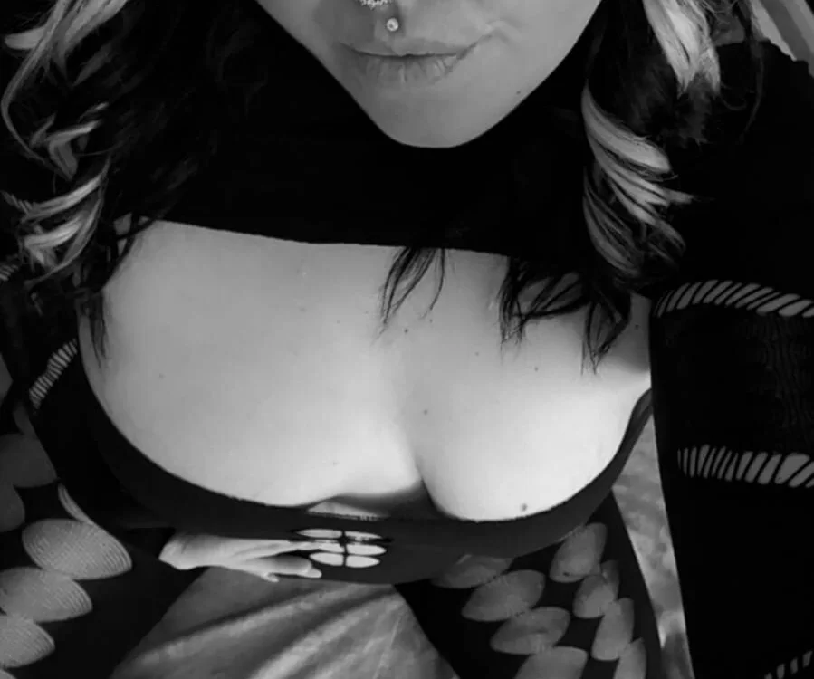 _Bonnie_Black_ Adlı Modelin Çevrimdışı XXX Sohbeti