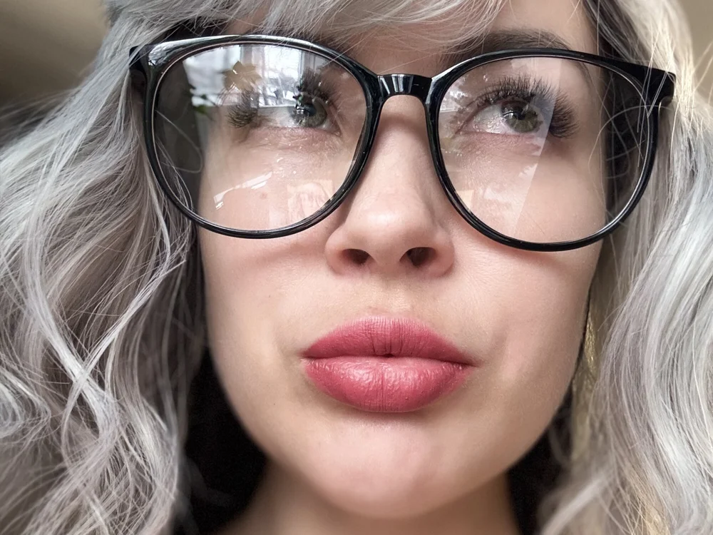 alinagueen's Offline Chat Room