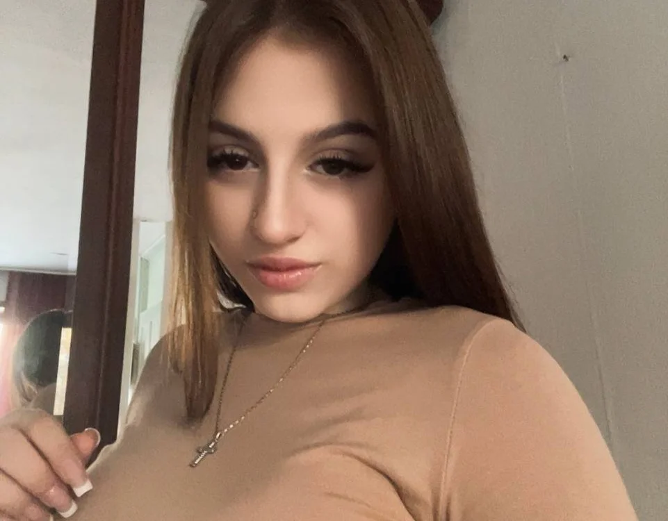 Ella_Stoneee offline chatrum