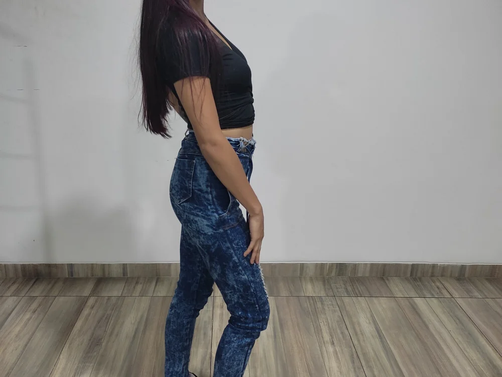 Aisha_Worlddd's Offline Chat Room