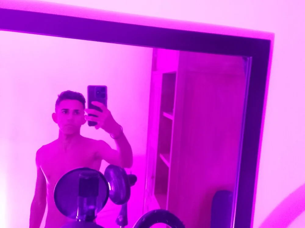 isaaclatino Offline XXX Chat