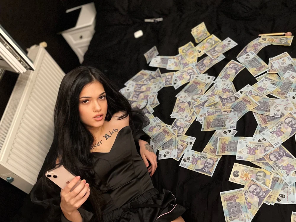 CristinaIvone's Offline XXX Chat