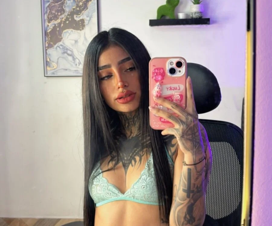 Aliceee_0 Offline XXX Chat