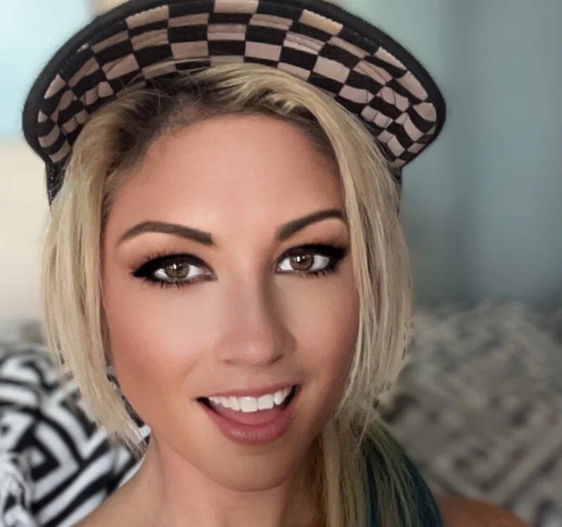 MiaLoveless cam model