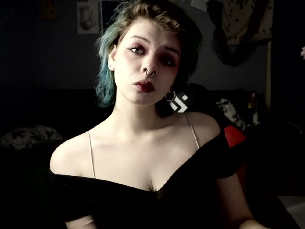 دردشة Alice_Zev الجنسية دون اتصال